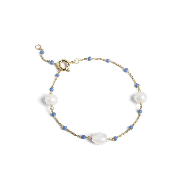 Lola Perlita armbånd i forgyldt sølv fra Enamel Copenhagen med blå emaljeperler og hvide ferskvandsperler 15–19 cm